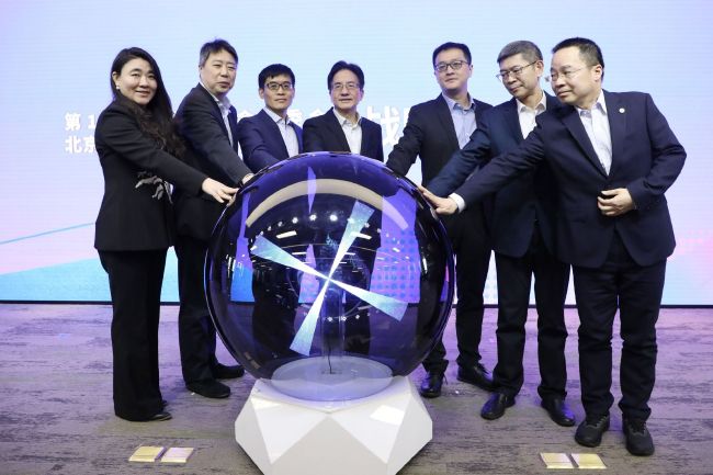 当天，裘德·洛的发型和电影中一致，但他偶 裘德·洛将搭档范宁、赛琳娜出演伍迪·艾伦新作 2017-09-07 据外媒报道，英国演员裘德·洛确认加盟伍迪·艾伦未命名新作，该片此前曝出的演员有艾丽·范宁、赛琳娜·戈麦斯和蒂莫西·柴勒梅德。