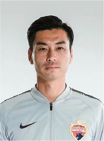 银幕投射的光束下，我们终要面对那道永恒诘问：若身处彼时的万湖，当所有人都在议程表上签字时，你能否成为举手反对的那个人？