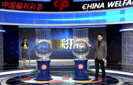 董洁开心现身似走出婚变阴影 张雨绮白裙露甜笑 2013-10-16 上海，10月15日，董洁、张雨绮一同亮相某时装品牌秋冬秀场。