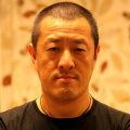 照片中，林允吊威亚颇为辛苦，周星驰微笑回头比赞，邓超在船上做搞怪表情合照。
