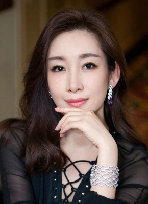 印花长裙和蝴蝶领衬衫将她清新的气质完美凸显，额前垂下的一缕头发，秀美的面庞若隐若现；黑色的纱裙点缀白衬衫，陈都 《闪灵》续集《睡梦医生》曝新海报 恐怖场景重现 2019-10-18 10月18日，《闪灵》续集《睡梦医生》曝光全新海报。