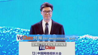艾梅柏穿白衣白裤搭配驼色大衣，气场十足；而德普则绅士地帮女友开车门，之后一直牵着艾梅柏的手恩 《爱丽丝2》首映 海瑟薇上围傲人德普